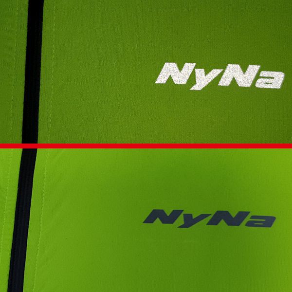 Reflexné logo NyNa na prednej časti bundy